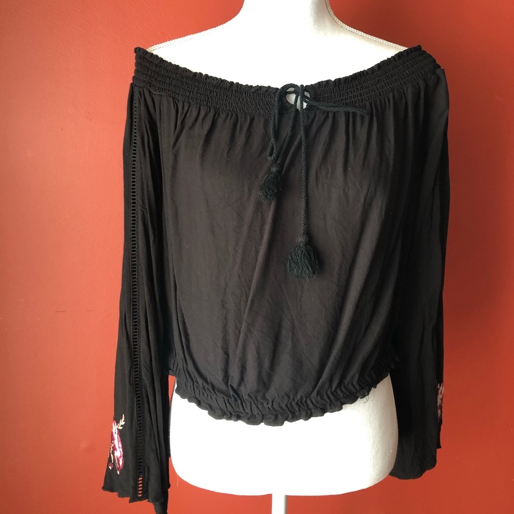 BLACK, OFF-SHOULDER BLOUSE W/FLORAL EMBROIDERY
